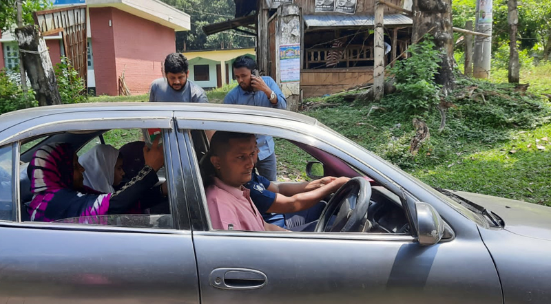 মায়ের মৃত্যুতে জ্ঞান হারানো সুমাইয়াকে পরীক্ষা কেন্দ্রে পৌঁছে দিলেন ওসি