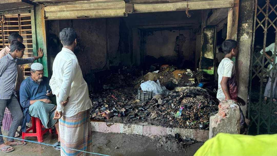 টেকনাফে মুদির দোকানে অগ্নিকাণ্ড: দেড় কোটি টাকার ক্ষতি