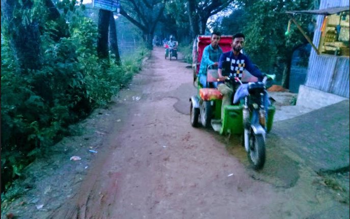 সংস্কারের অভাবে বাড়িউড়া মানুষের চলাচলে দুর্ভোগ