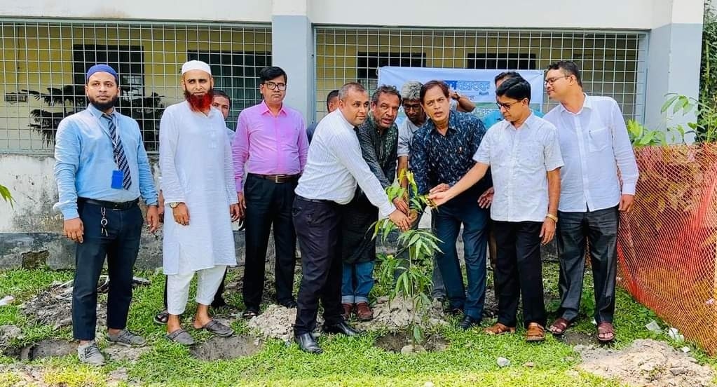 হিলিতে ঢাকা ব্যাংকের উদ্যোগে বৃক্ষরোপণ কর্মসূচি পালন