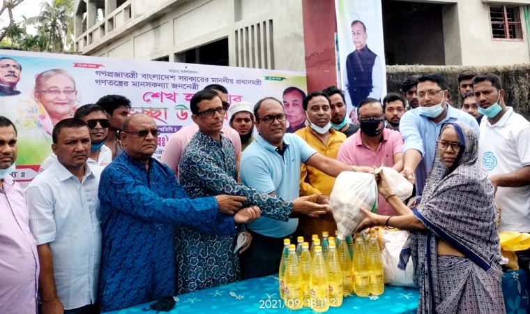 বরিশালে পাঁচশ' পারিবারের মাঝে প্রধানমন্ত্রী'র উপহার বিতরণ