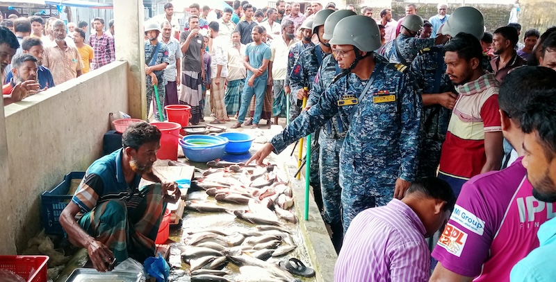 দ্রব্যমূল্য নিয়ন্ত্রণে রাঙ্গাবালীতে নৌবাহিনীর অভিযান, ৯ জনকে জরিমানা