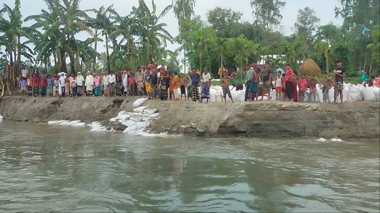 ভূরুঙ্গামারীতে স্বেচ্ছাশ্রমে নদী ভাঙন রোধের চেষ্টা