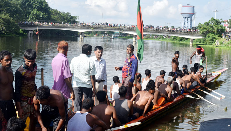 ইছামতি নদীতে নৌকাবাইচ দেখতে উপচেপড়া ভিড়