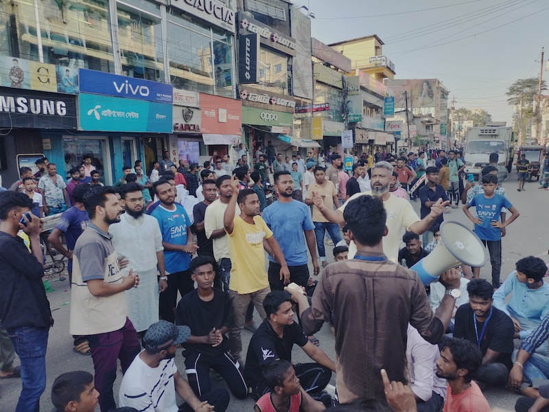 শ্রীমঙ্গলে অধ্যক্ষ মনসুরুল হকের পদত্যাগের দাবিতে শিক্ষার্থীদের বিক্ষোভ