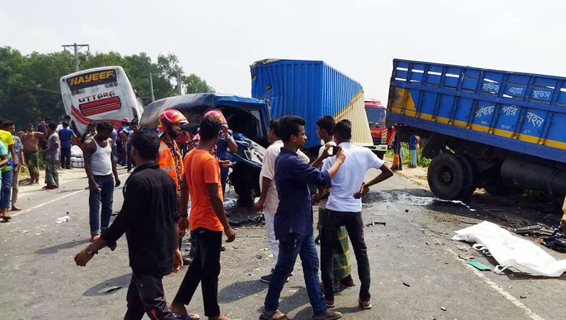 টাঙ্গাইলে কাভার্ড ভ্যান-ট্রাক-বাসের ত্রিমুখী সংঘর্ষ, নিহত ৩