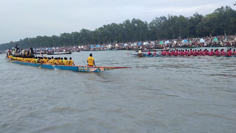 যমুনা নদীতে নৌকা বাইচ, হাজারো মানুষের ঢল