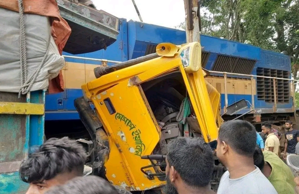 জয়পুরহাটে ট্রেনের ধাক্কায় মালবাহী ট্রাক মুচড়ে গেল