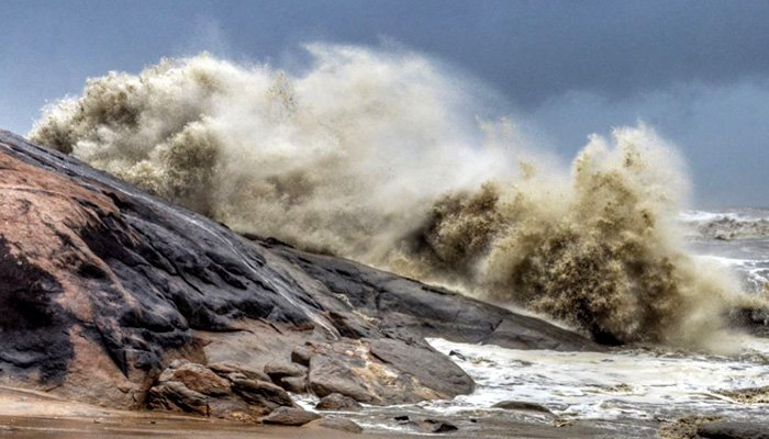 গুলাব উপকূল অতিক্রম করবে মধ্যরাতে