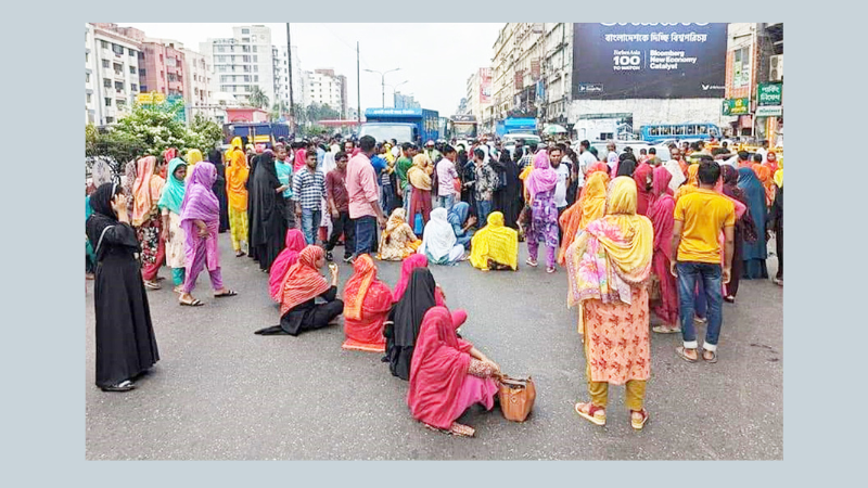 সাভারের আশুলিয়ায় শ্রমিকদের বিক্ষোভ: সড়ক অবরোধ ও সাধারণ ছুটি