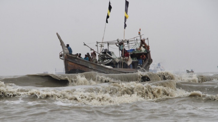বঙ্গোপসাগরে ট্রলারডুবি, নিখোঁজ ৩ জেলের মরদেহ উদ্ধার