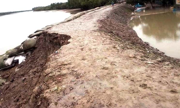 শ্যামনগরে ফের বেড়িবাঁধ ভাঙন, অজানা আশংকায় উপকূলবাসী