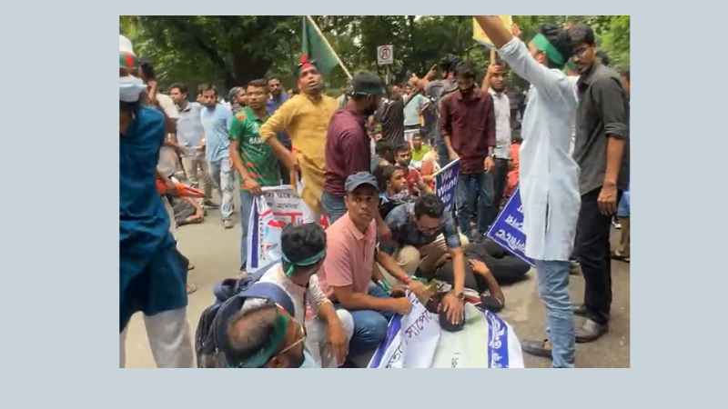 সরকারি চাকরিতে ৩৫ বছর করা ন্দোলনকারীদের উপর পুলিশের টিয়ারশেল নিক্ষেপ