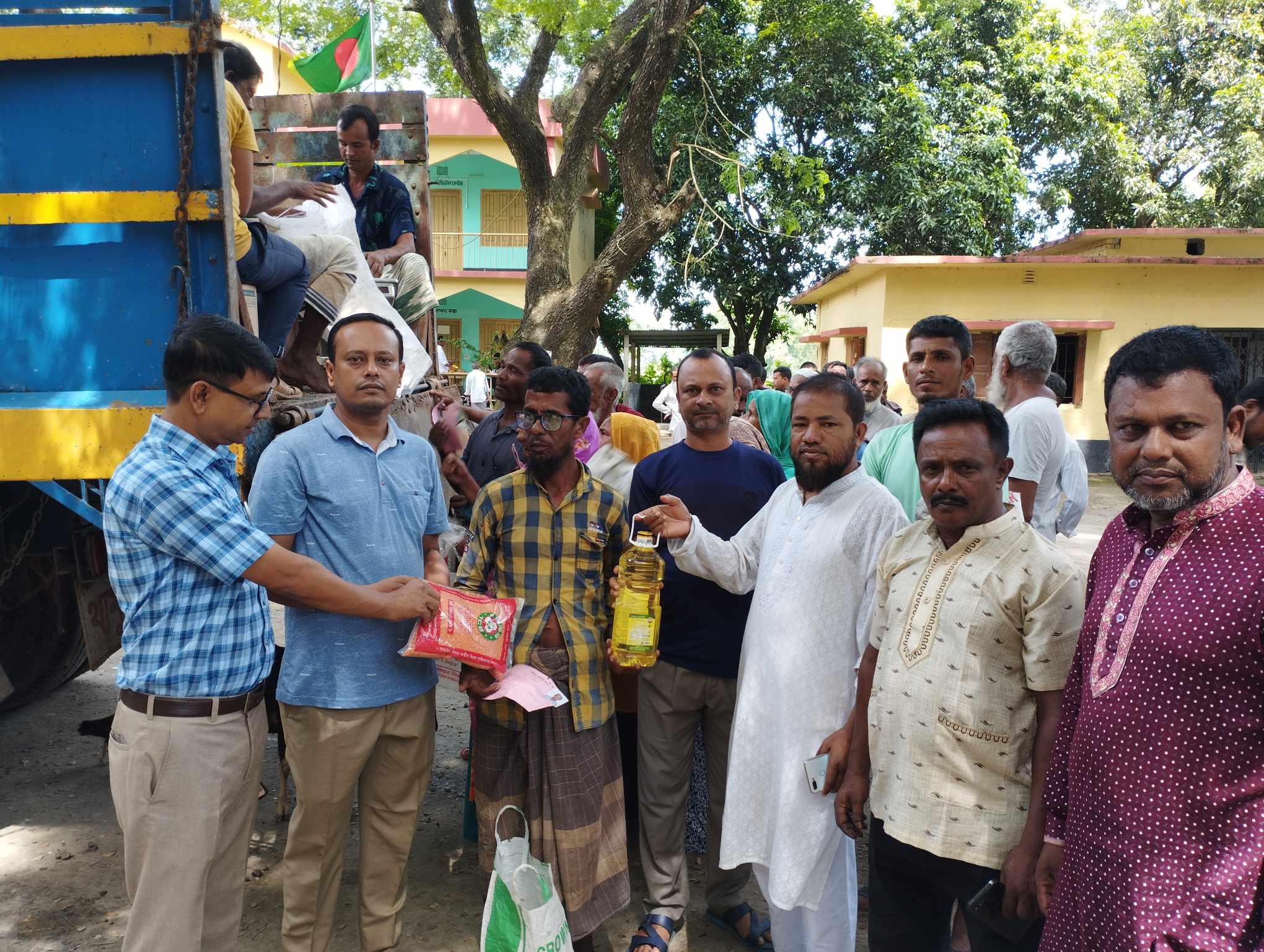 হিলি'র বোয়ালদাড় ইউনিয়নে টিসিবি পণ্য বিক্রয়ের উদ্বোধন