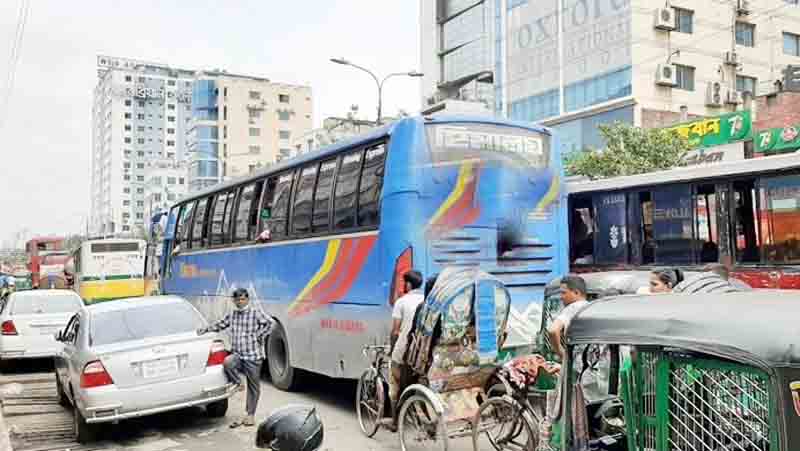 ৮ ঘণ্টা পর বিমানবন্দর সড়কে তীব্র যানজটের অবসান