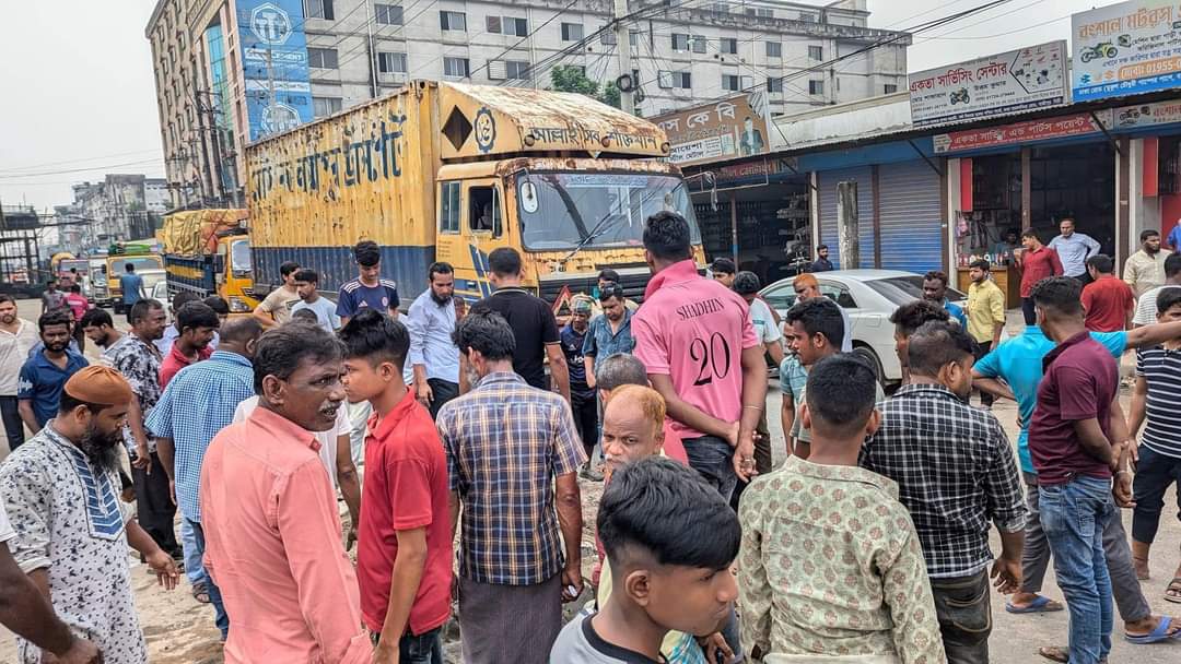 কালিয়াকৈরে মহাসড়ক অবরোধ করে গার্মেন্টস শ্রমিকদের বিক্ষোভ