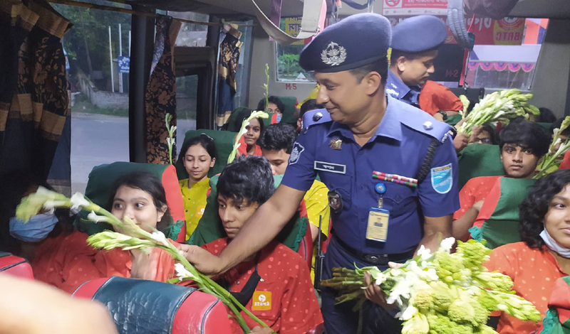 সহজ পাঠ উচ্চ বিদ্যালয়ের শিক্ষার্থীদের ফুলেল শুভেচ্ছা