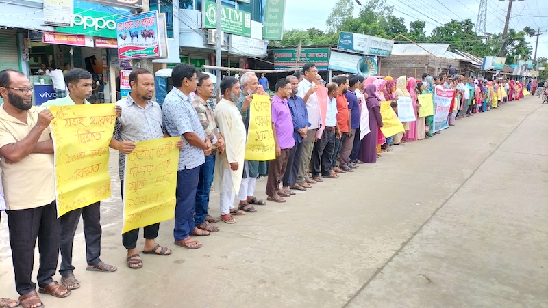 ভূরুঙ্গামারীতে সহকারী শিক্ষকদের ১০ম গ্রেডের দাবিতে মানববন্ধন