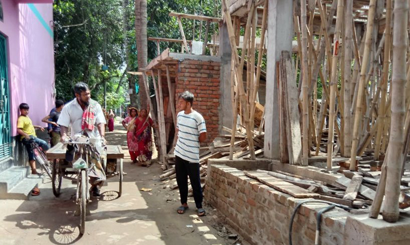 ঝিনাইদহ পৌরসভার রাস্তা দখল করে নকশা বহির্ভুত বাড়ি নির্মাণ!