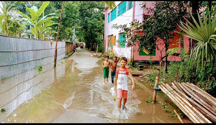 সরাইলে বৃষ্টিতে জলাবদ্ধতায় পানিবন্দি মানুষ