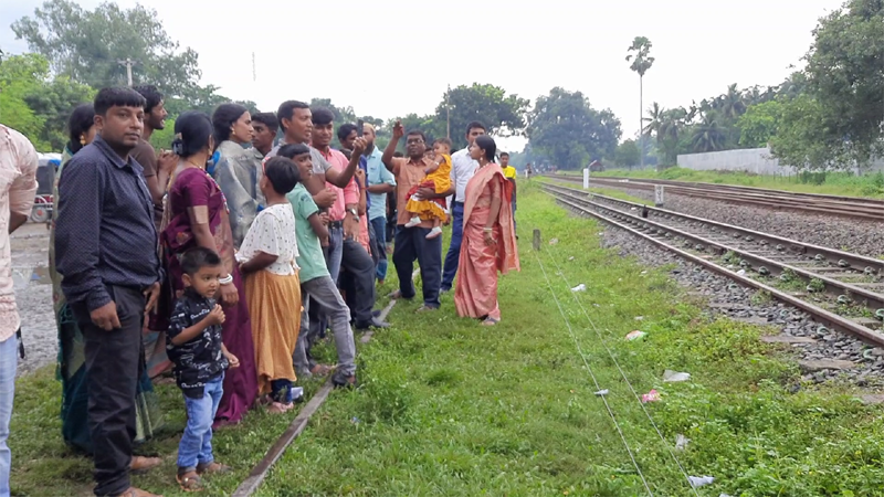 হিলি সীমান্তে ভারত ও বাংলাদেশের মানুষের মিলনমেলা