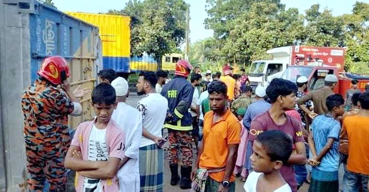 অটোরিকশায় কাভার্ডভ্যানের ধাক্কা, নিহত ২
