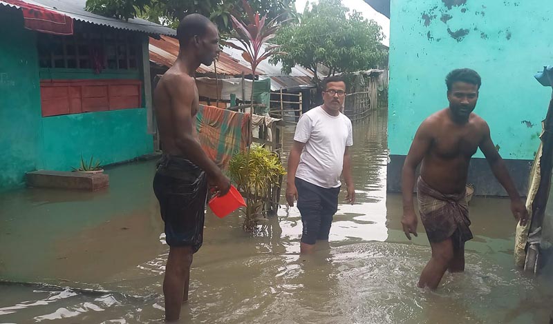 বুধহাটায় জলাবদ্ধতার কবলে গৃহছাড়া কয়েক হাজার মানুষ !