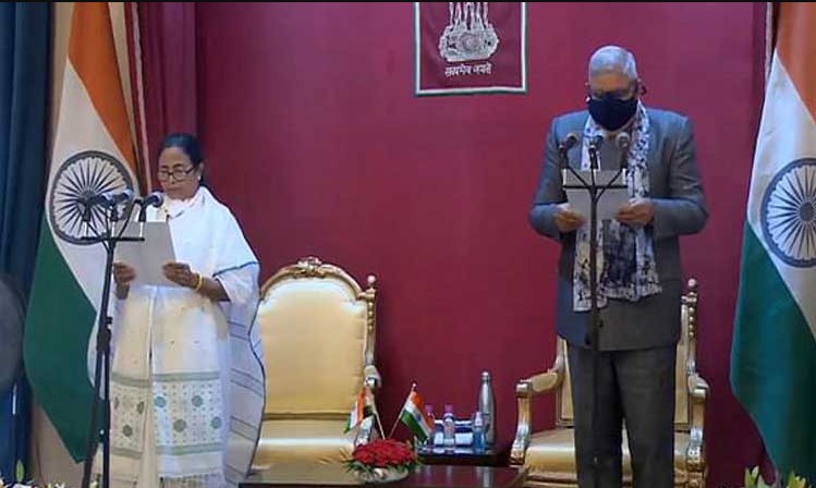 শপথ নিলেন মুখ্যমন্ত্রী মমতা