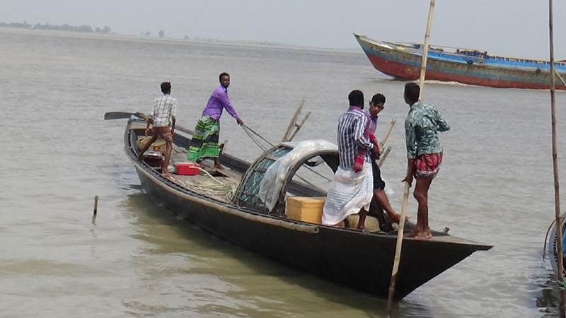 ইলিশ ধরায় নিষেধাজ্ঞা, খাদ্য না পেয়ে দুশ্চিন্তায় জেলেরা