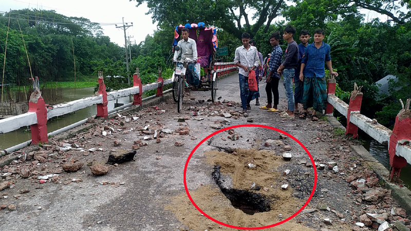 লক্ষীগঞ্জে ব্রীজের পাঠাতন ভেঙ্গে বন্ধ যান চলাচল, সীমাহীন দুর্ভোগ যাত্রীদের