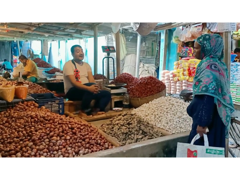 হিলি বন্দরে কমেছে পেঁয়াজের দাম
