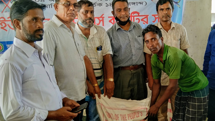 গোয়ালন্দে জেলেদের মধ্যে ভিজিএফ এর চাল বিতরণ