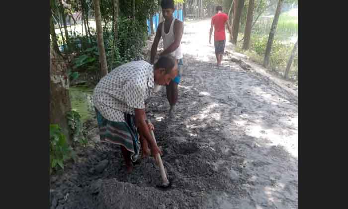 নলছিটিতে ব্যক্তি উদ্যোগে রাস্তা সংস্কার