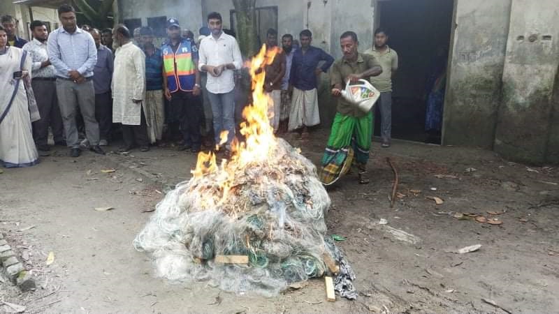 যমুনায় অবৈধ কারেন্ট জাল পুড়িয়ে ধ্বংস, ১৪ জেলের জরিমানা