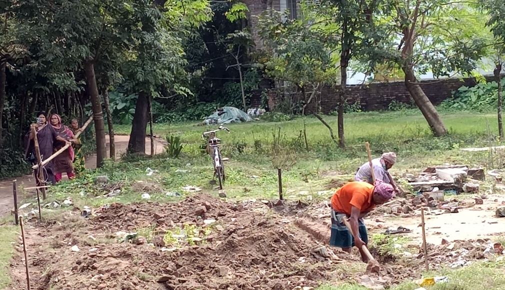 আদালতের রায় উপেক্ষা করে জমি দখলের অভিযোগ