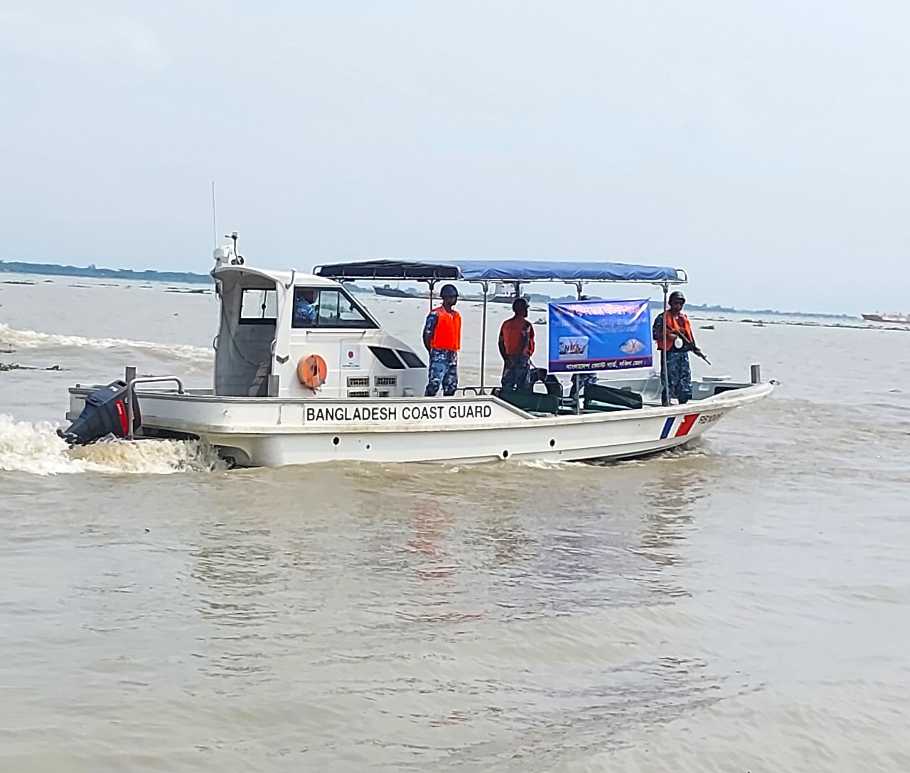 মা ইলিশ সংরক্ষণ অভিযানে সচেতনতা বাড়াচ্ছে বাংলাদেশ কোস্ট গার্ড