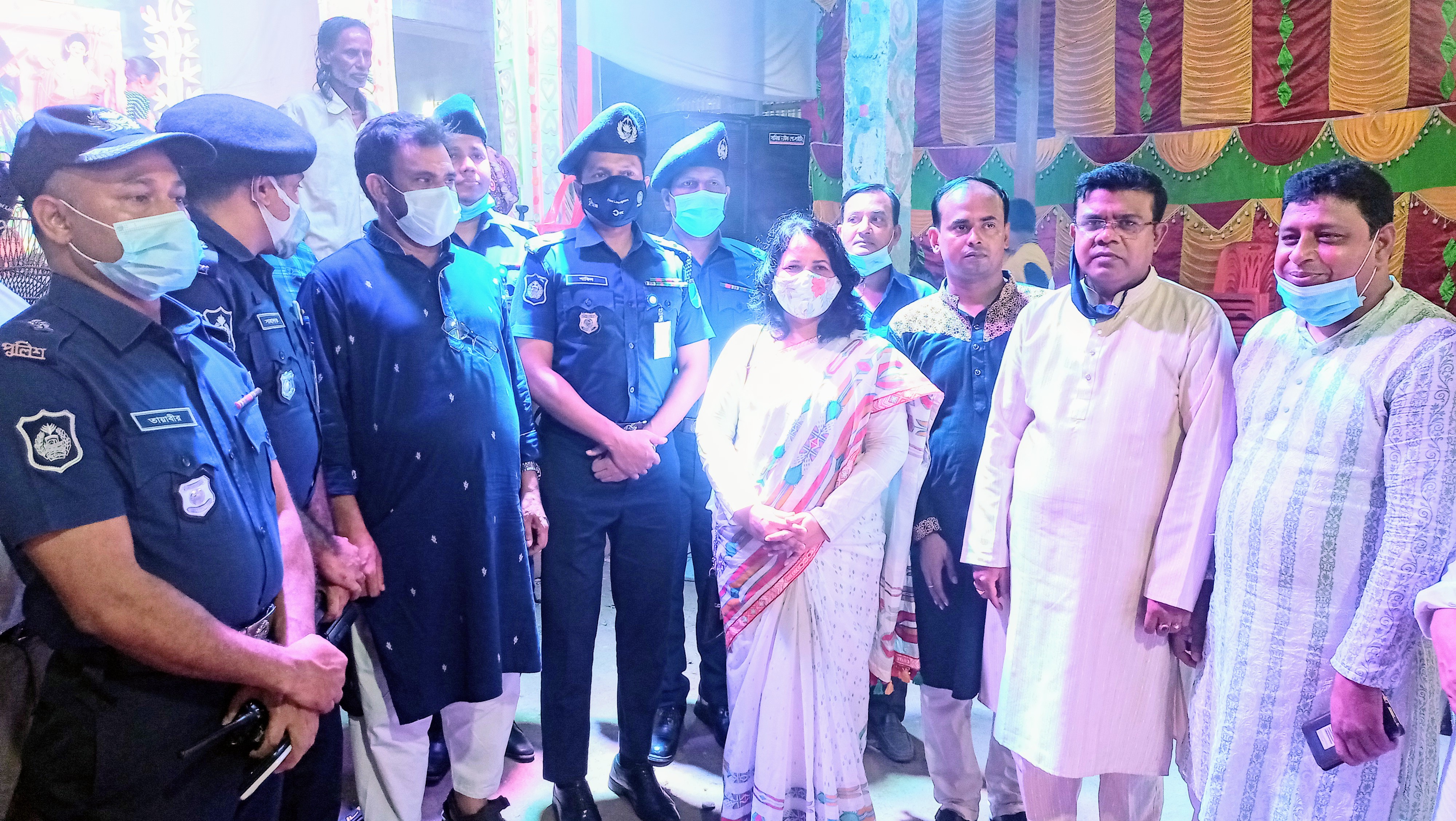 গোয়ালন্দে পূজা মন্ডপ পরিদর্শনে ডিসি ও এসপি