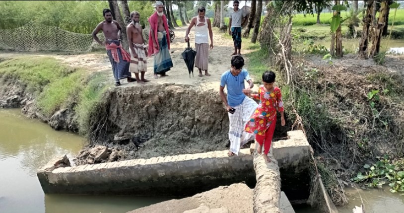 কালভার্ট ভেঙে খালে, দুর্ভোগে শিক্ষার্থীরা