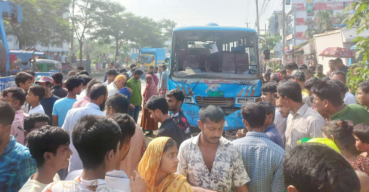 বাসচাপায় প্রাণ গেল ভ্যানের ৪ যাত্রীর