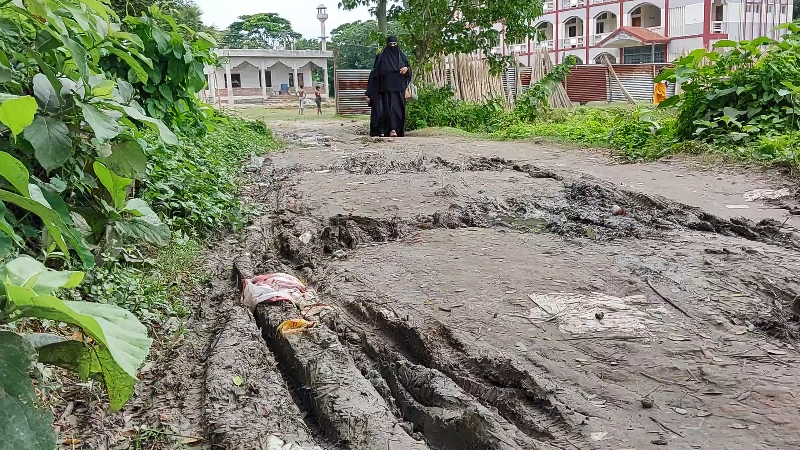 মাদারীপুরে পাকা সড়কের অভাবে ভোগান্তিতে দুই ইউনিয়ন