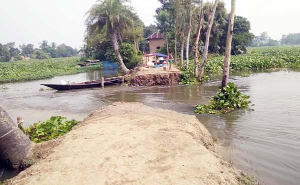 নওগাঁয় নিষিদ্ধ জাল দিয়ে মাছ শিকার, বাঁধ ভেঙে চলাচলে বিপর্যয়