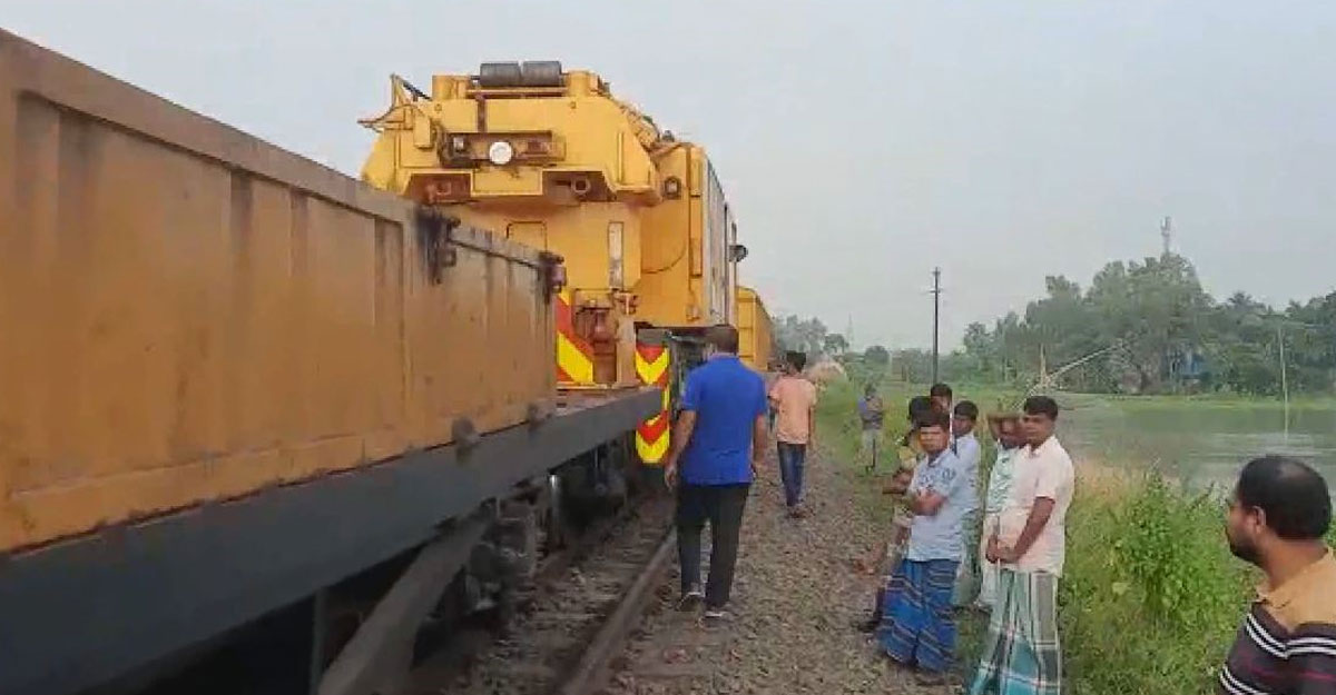 ৮ ঘণ্টা পর ঢাকার সঙ্গে রেল যোগাযোগ স্বাভাবিক