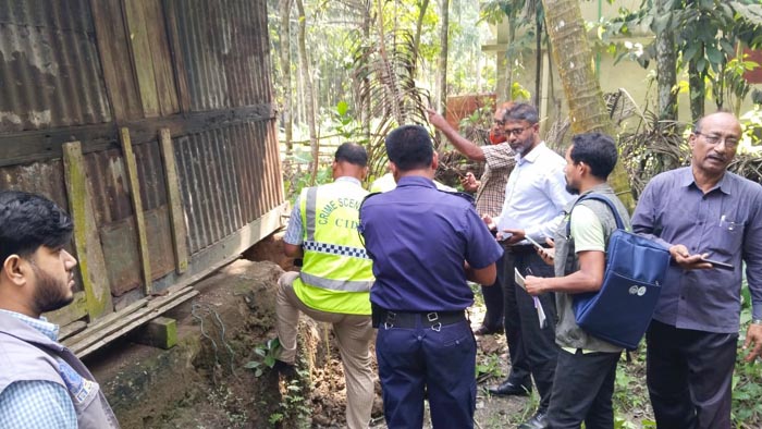 সিঁধকেটে ঘরে ঢুকে ষাটোর্ধ্ব নারীকে কুপিয়ে হত্যা