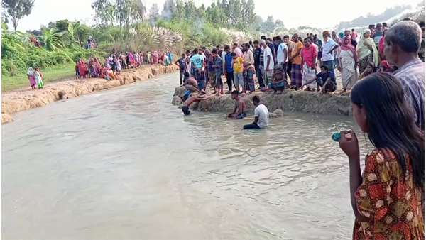 পাঁচবিবিতে ঘাসের বস্তা নিয়ে নদীতে তলিয়ে গেলো কিশোর