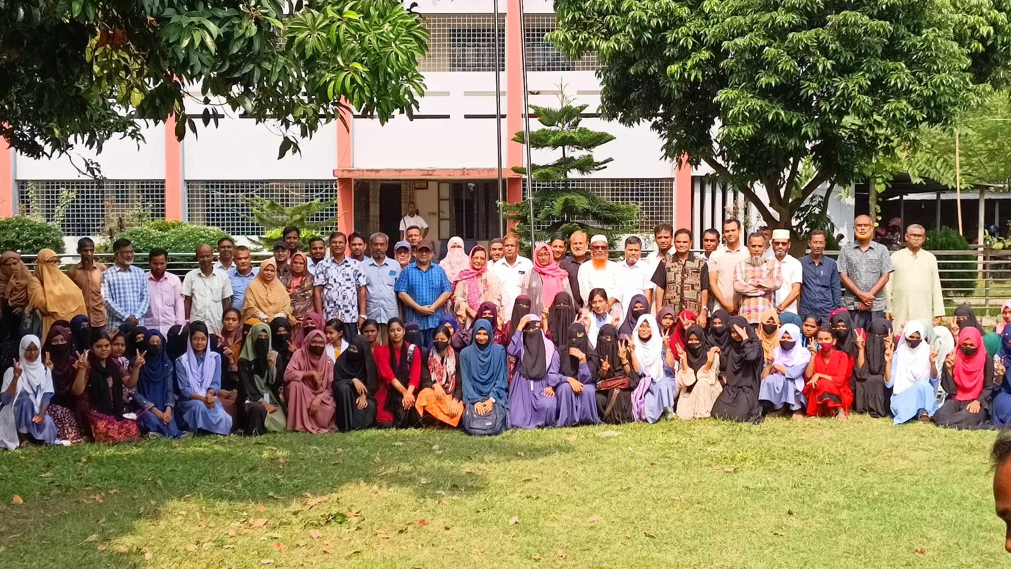 হাকিমপুর মহিলা কলেজে শিক্ষার্থীদের মিষ্টিমুখ করালেন কর্তৃপক্ষ