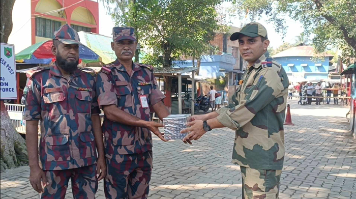 হিলি সীমান্তে বিএসএফকে মিষ্টি উপহার দিয়ে বিজিবি'র শুভেচ্ছা