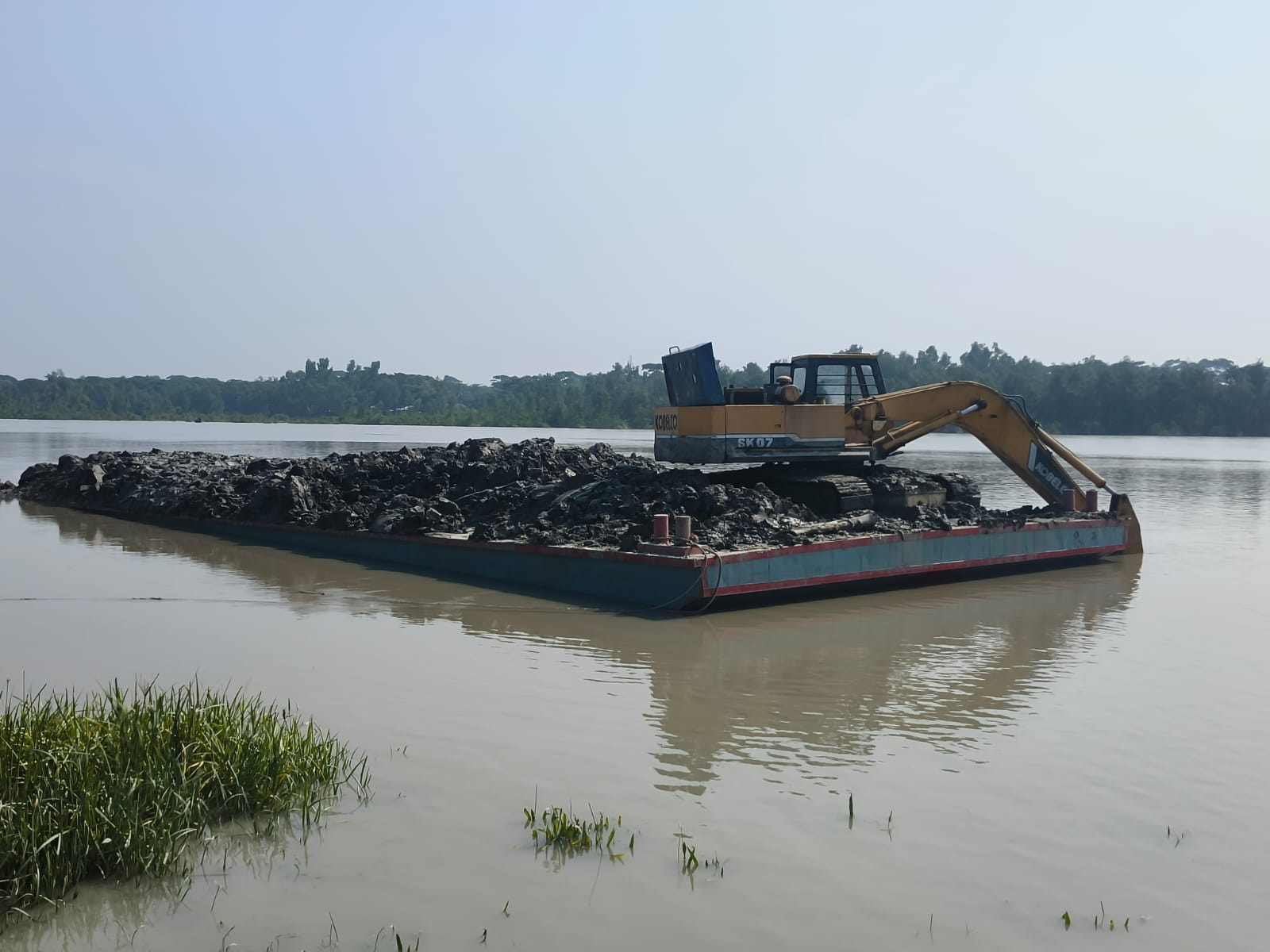 কলাপাড়ায় নদী থেকে অবৈধ মাটি কাটার দায়ে ১ লাখ টাকা জরিমানা