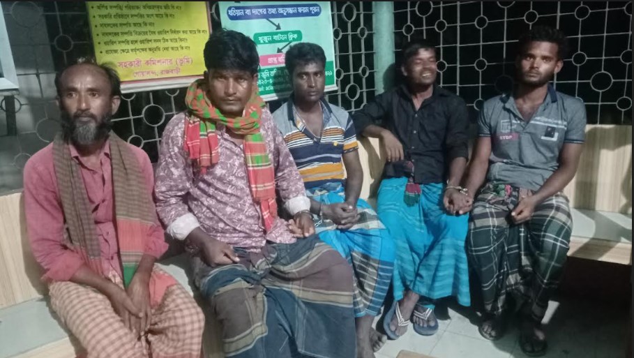 পদ্মায় মা ইলিশ শিকার করায় ৫ জেলের কারাদন্ড