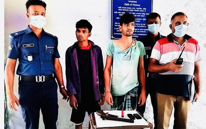 গভীর রাতে অস্ত্রসহ দুই ডাকাতকে পুলিশে দিলো গ্রামবাসী