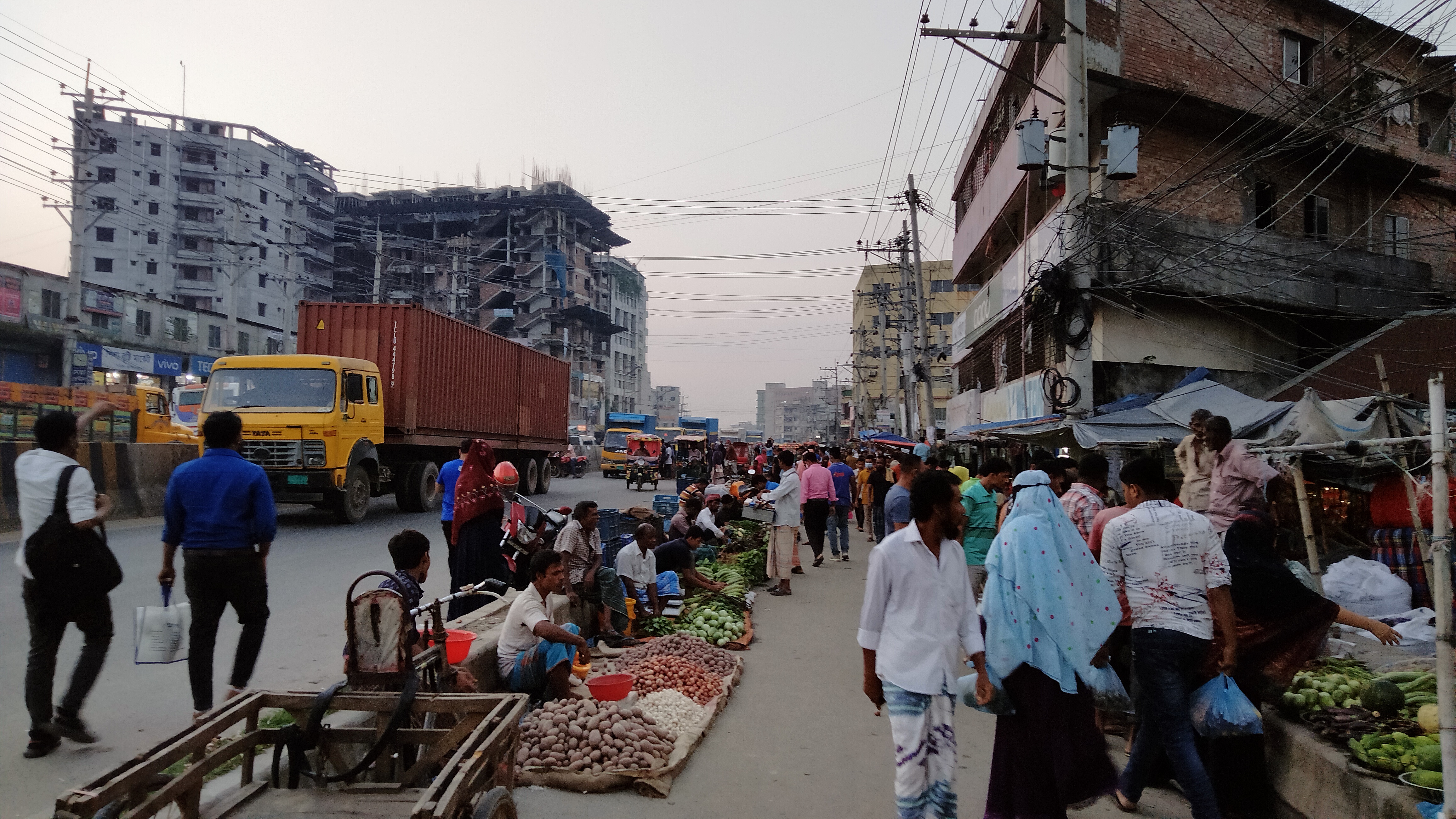 কালিয়াকৈরে মহাসড়ক হকারদের দখলে
